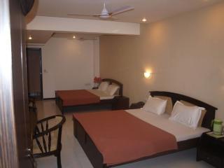 Hotel Maan Residency Ахмедабад Екстер'єр фото